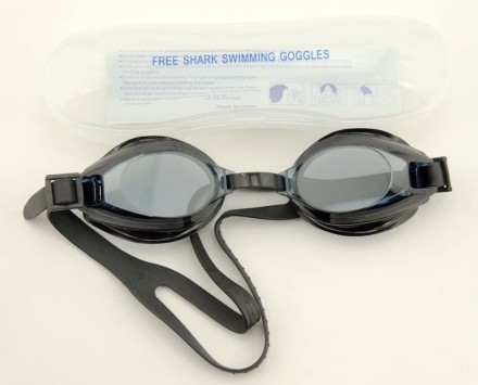 Очки для плавания с пластиковым футляром, черные