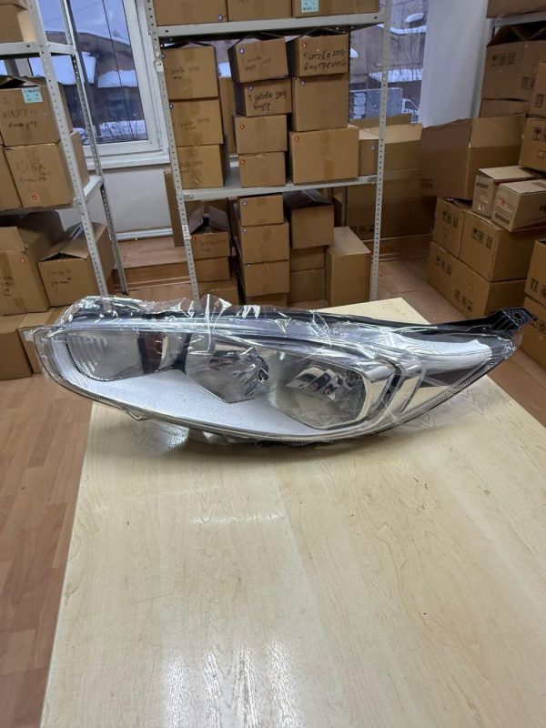 Передняя фара для Ford Fiesta 2012-2019 левая