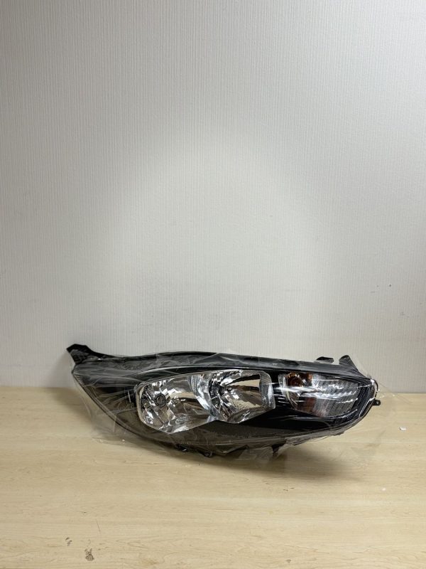 Передняя фара для Ford Fiesta 2012-2019 затемненная правая